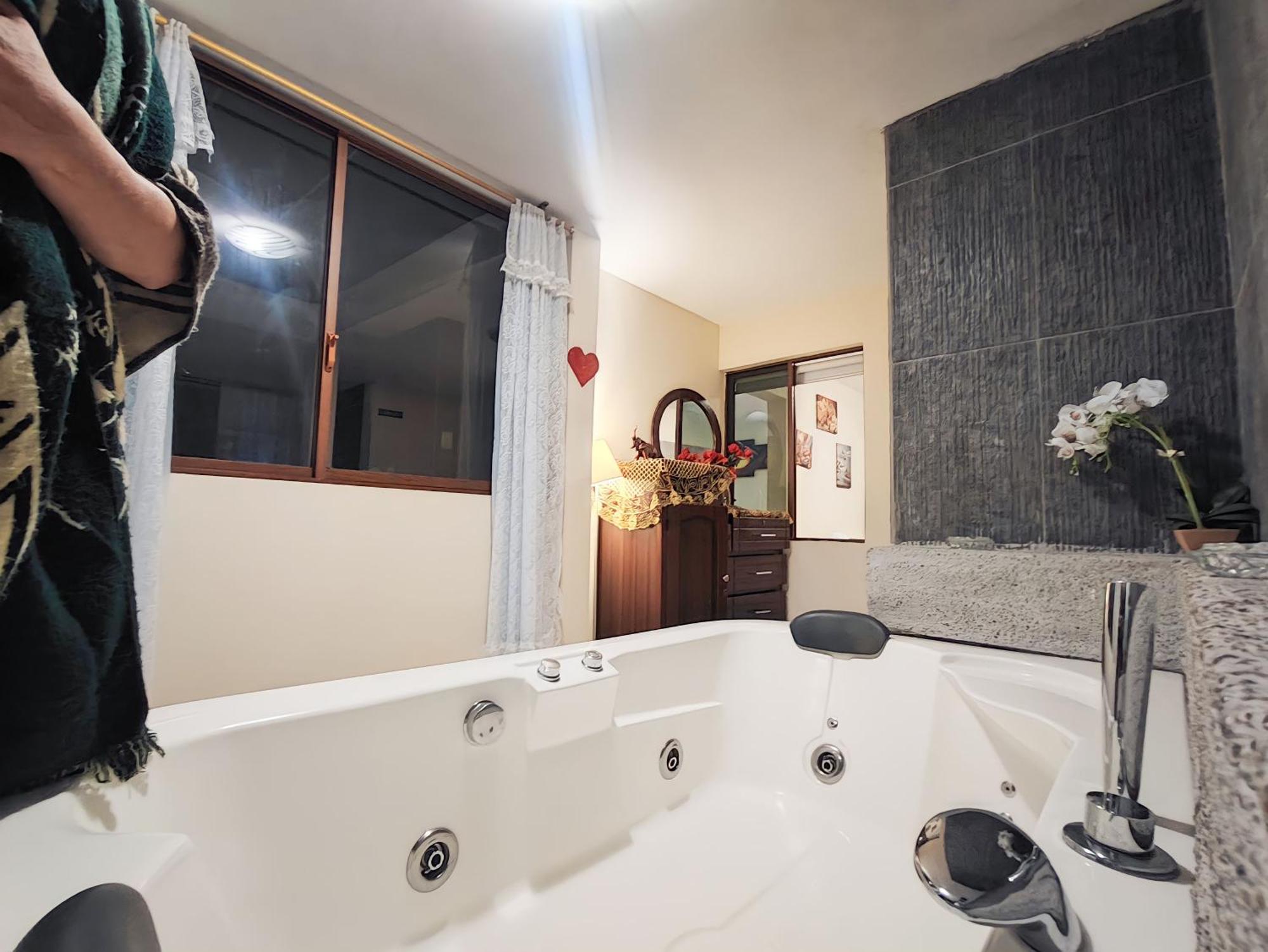 Turi Suite Con Jacuzzi, Centro De La Ciudad Banos  Bagian luar foto